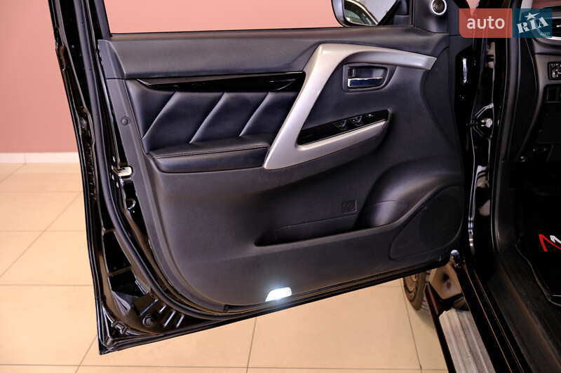 Позашляховик / Кросовер Mitsubishi Pajero Sport 2016 в Одесі