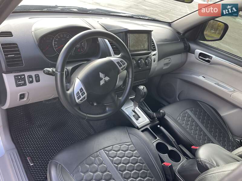 Внедорожник / Кроссовер Mitsubishi Pajero Sport 2010 в Киеве