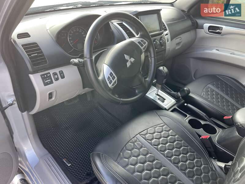 Внедорожник / Кроссовер Mitsubishi Pajero Sport 2010 в Киеве