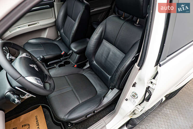 Внедорожник / Кроссовер Mitsubishi Pajero Sport 2015 в Киеве фото 9 Внедорожник / Кроссовер Mitsubishi Pajero Sport 2015 в Киеве