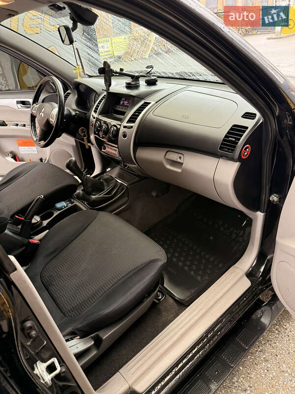 Внедорожник / Кроссовер Mitsubishi Pajero Sport 2011 в Черновцах