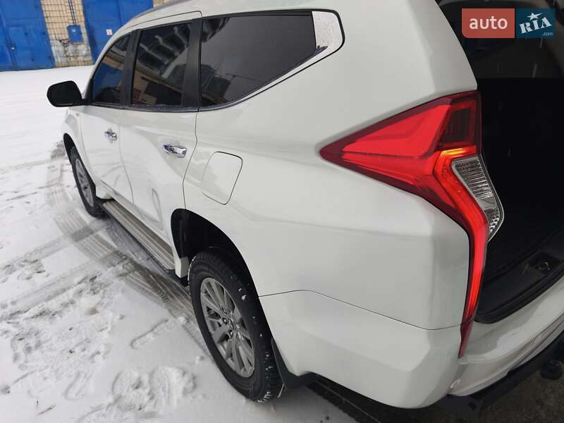 Позашляховик / Кросовер Mitsubishi Pajero Sport 2016 в Києві