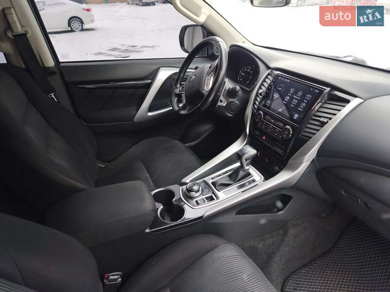 Позашляховик / Кросовер Mitsubishi Pajero Sport 2016 в Києві