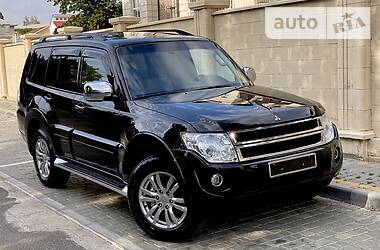 Позашляховик / Кросовер Mitsubishi Pajero Wagon 2015 в 