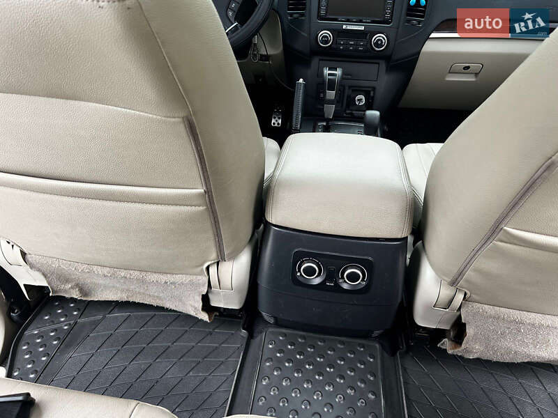 Внедорожник / Кроссовер Mitsubishi Pajero Wagon 2015 в Хмельницком