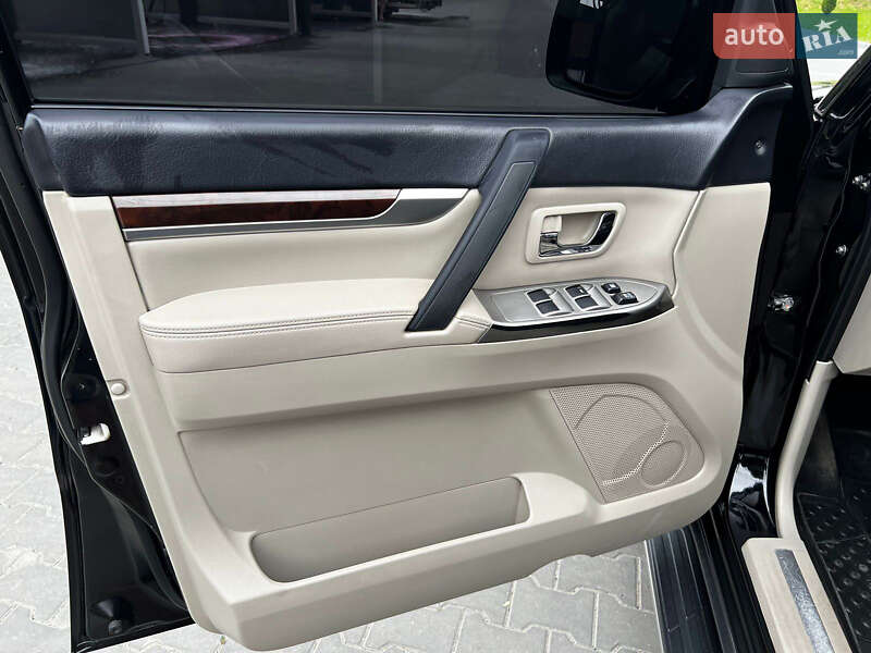 Внедорожник / Кроссовер Mitsubishi Pajero Wagon 2015 в Хмельницком