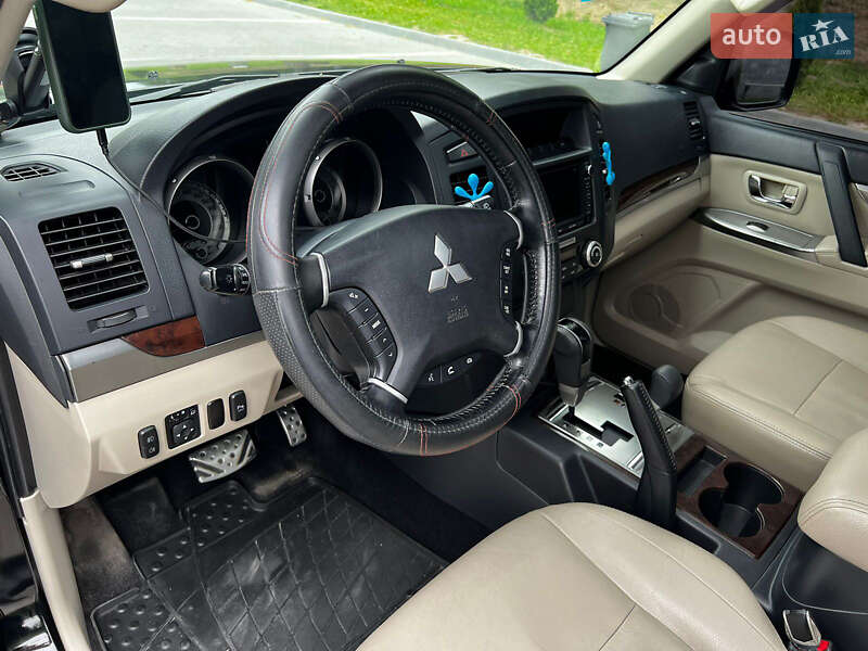 Внедорожник / Кроссовер Mitsubishi Pajero Wagon 2015 в Хмельницком