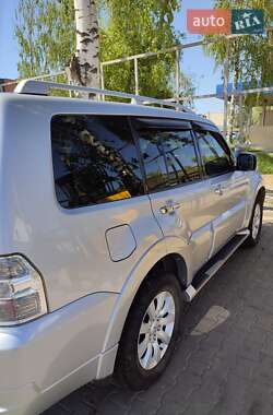 Позашляховик / Кросовер Mitsubishi Pajero Wagon 2011 в 