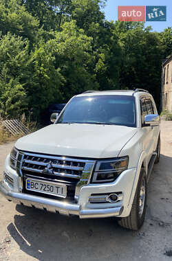 Внедорожник / Кроссовер Mitsubishi Pajero Wagon 2013 в 
