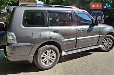 Позашляховик / Кросовер Mitsubishi Pajero Wagon 2013 в 