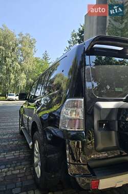 Внедорожник / Кроссовер Mitsubishi Pajero Wagon 2011 в 