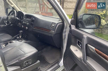 Позашляховик / Кросовер Mitsubishi Pajero Wagon 2013 в 