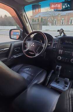 Позашляховик / Кросовер Mitsubishi Pajero Wagon 2010 в  фото 10 Позашляховик / Кросовер Mitsubishi Pajero Wagon 2010 в