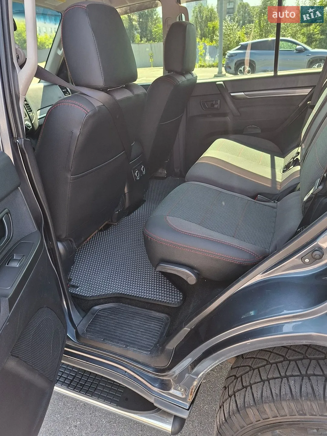 2010 Mitsubishi Pajero - мініатюра 13