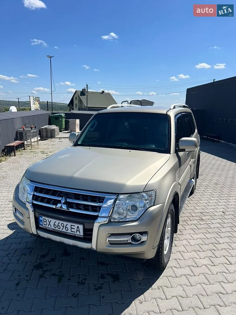 2017 Mitsubishi Pajero - фото 1