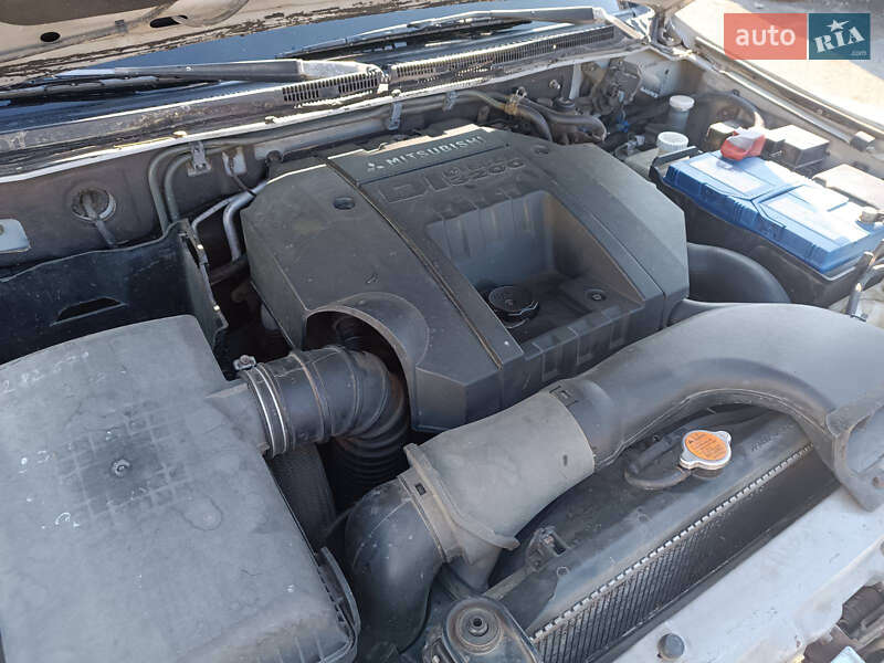 Внедорожник / Кроссовер Mitsubishi Pajero 2002 в Ужгороде