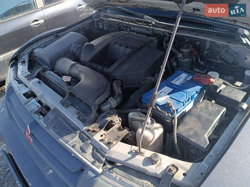 Внедорожник / Кроссовер Mitsubishi Pajero 2002 в Ужгороде