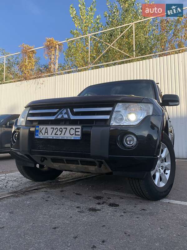 Внедорожник / Кроссовер Mitsubishi Pajero 2010 в Киеве