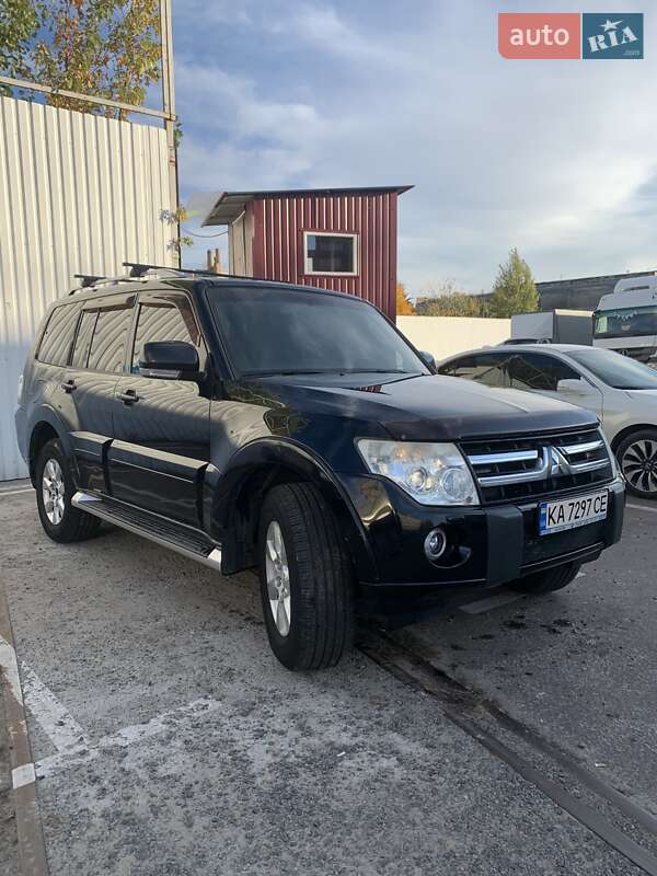 Внедорожник / Кроссовер Mitsubishi Pajero 2010 в Киеве