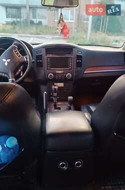 Внедорожник / Кроссовер Mitsubishi Pajero 2010 в 