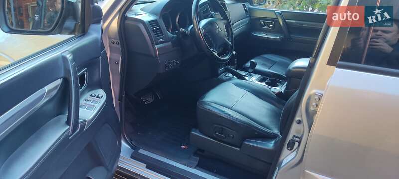Внедорожник / Кроссовер Mitsubishi Pajero 2014 в Ровно