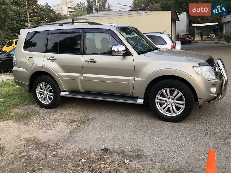 Внедорожник / Кроссовер Mitsubishi Pajero 2012 в Одессе