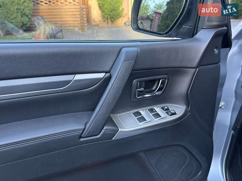 Внедорожник / Кроссовер Mitsubishi Pajero 2017 в Черновцах