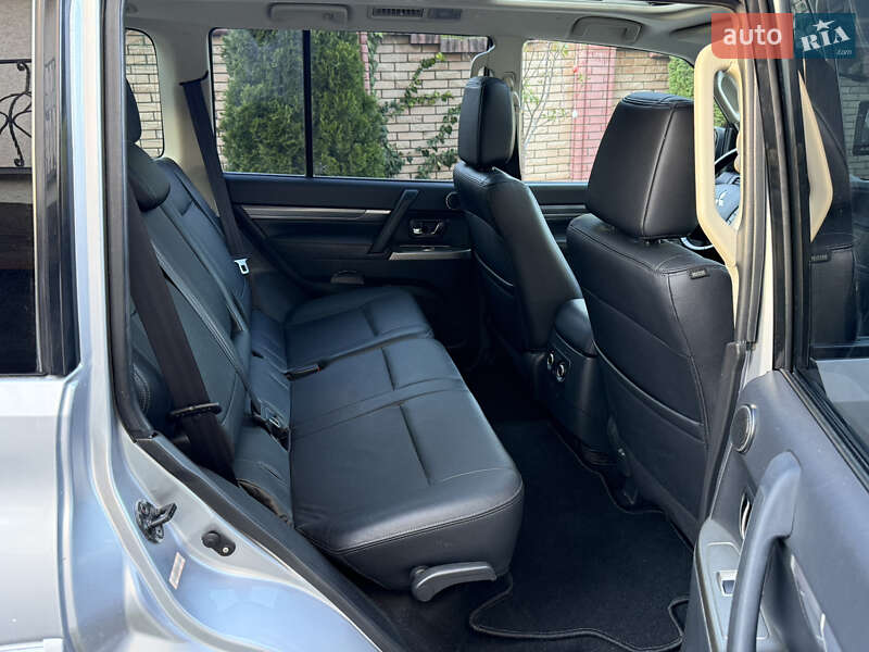 Внедорожник / Кроссовер Mitsubishi Pajero 2017 в Черновцах