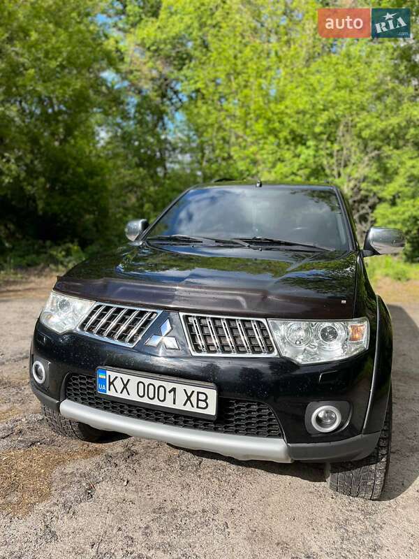 Внедорожник / Кроссовер Mitsubishi Pajero 2013 в Краснограде