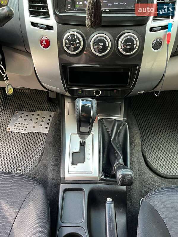 Внедорожник / Кроссовер Mitsubishi Pajero 2013 в Краснограде