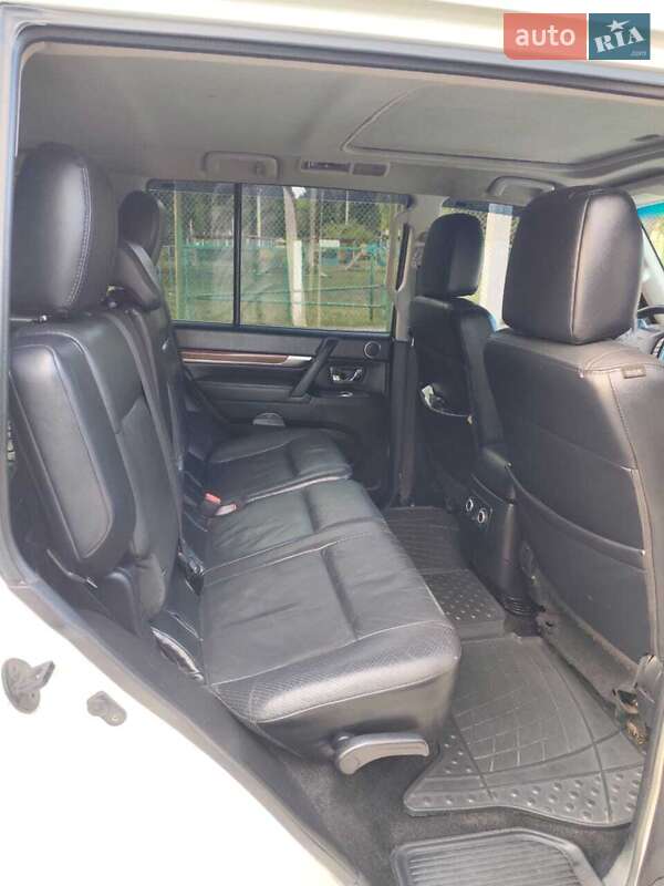 Внедорожник / Кроссовер Mitsubishi Pajero 2010 в Харькове