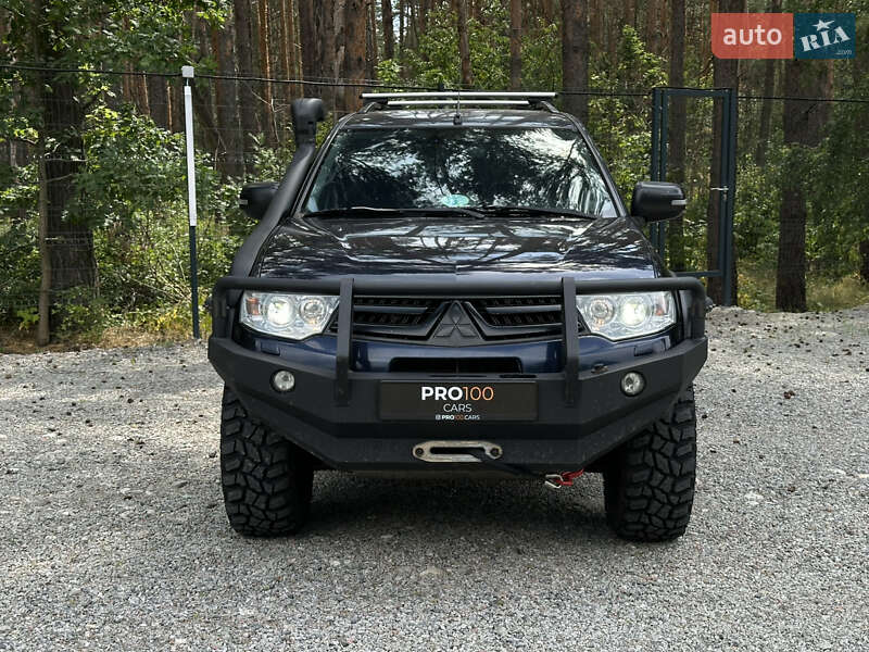 Внедорожник / Кроссовер Mitsubishi Pajero 2013 в Гостомеле