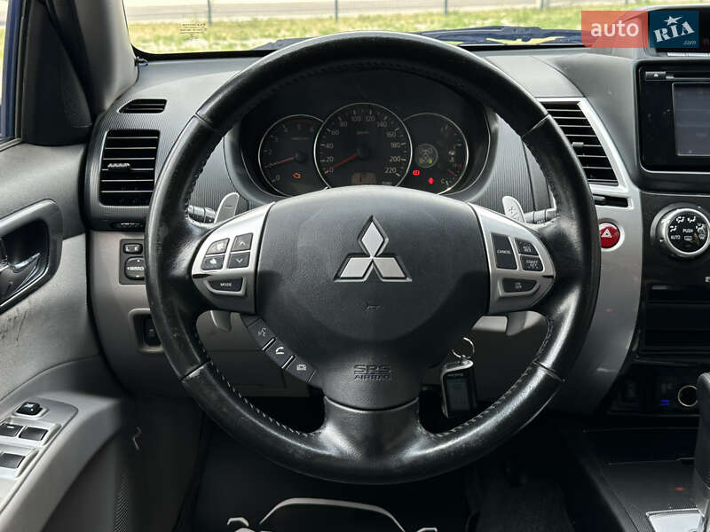 Внедорожник / Кроссовер Mitsubishi Pajero 2013 в Гостомеле