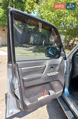 Внедорожник / Кроссовер Mitsubishi Pajero 2010 в 