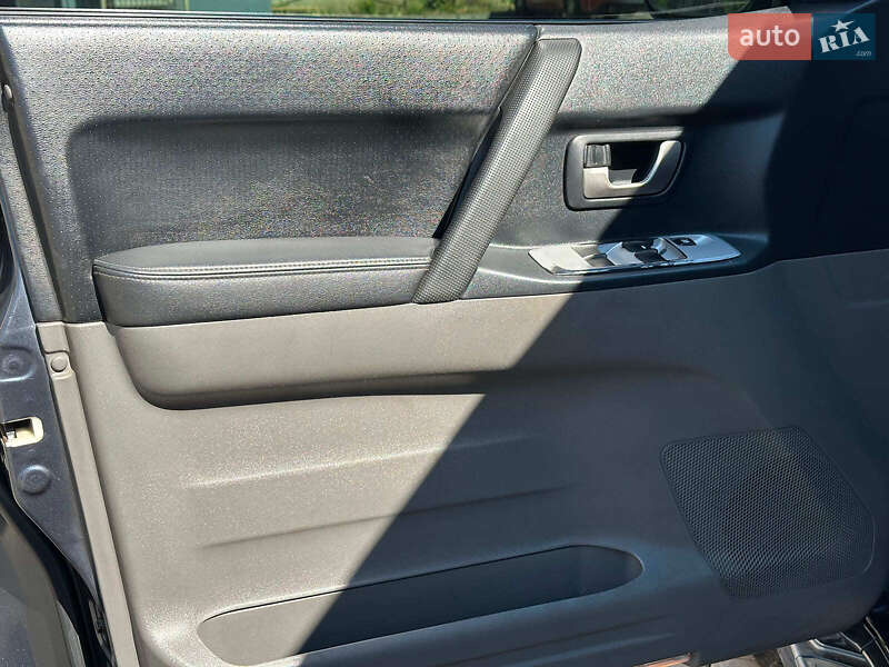 Внедорожник / Кроссовер Mitsubishi Pajero 2006 в Одессе