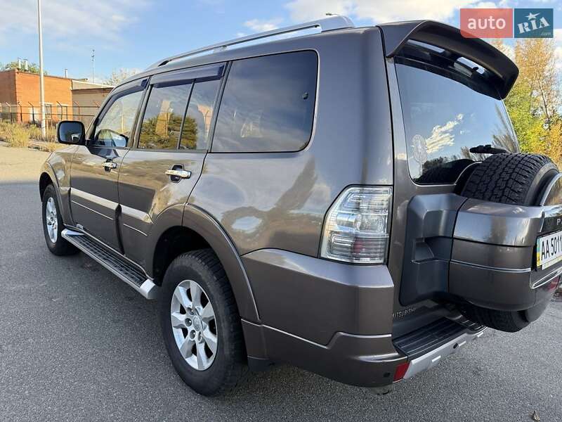 Внедорожник / Кроссовер Mitsubishi Pajero 2010 в Киеве