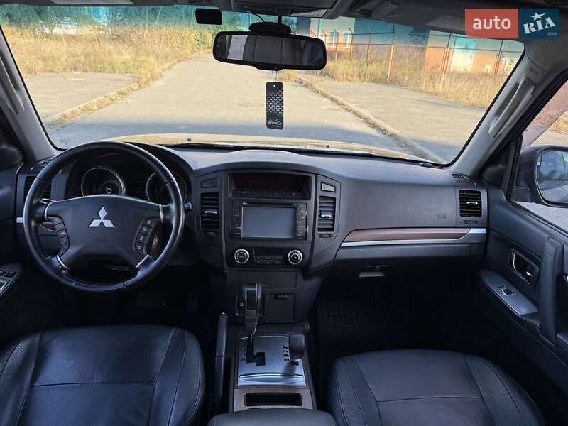 Внедорожник / Кроссовер Mitsubishi Pajero 2010 в Киеве