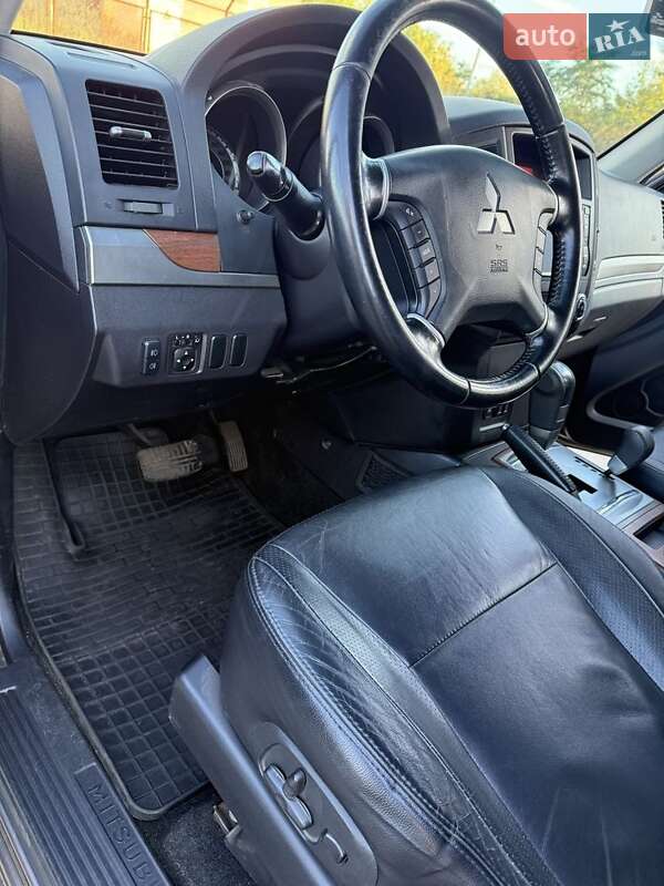 Внедорожник / Кроссовер Mitsubishi Pajero 2010 в Киеве
