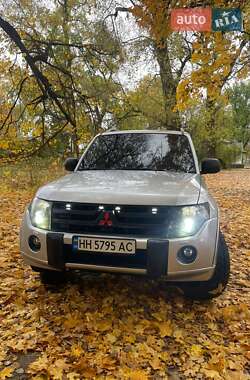Внедорожник / Кроссовер Mitsubishi Pajero 2010 в Шостке