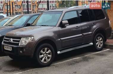 Позашляховик / Кросовер Mitsubishi Pajero 2010 в  фото 2 Позашляховик / Кросовер Mitsubishi Pajero 2010 в