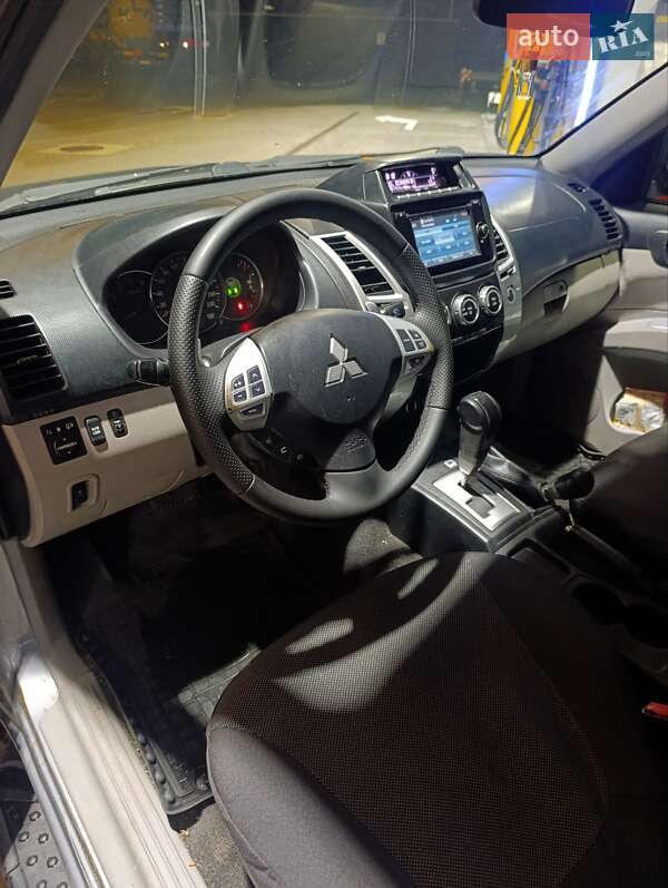 Позашляховик / Кросовер Mitsubishi Pajero 2013 в Києві