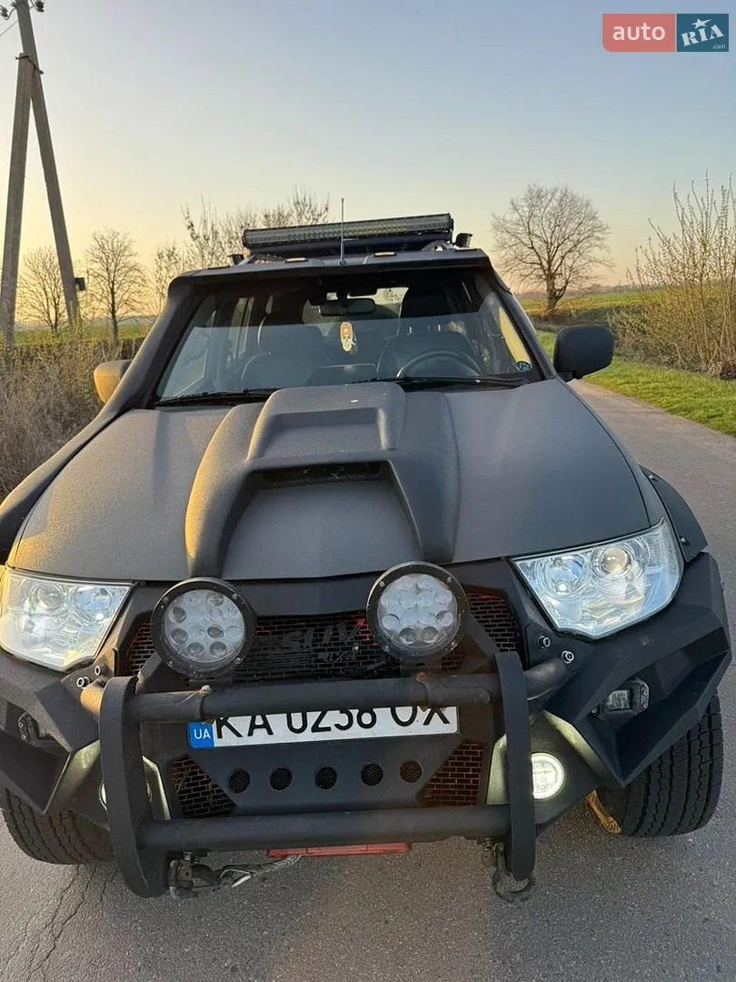 2010 Mitsubishi Pajero - мініатюра 2