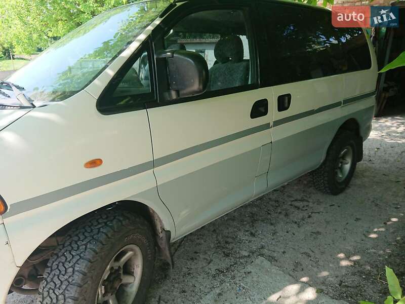 Минивэн Mitsubishi Space Gear 1999 в Хороле