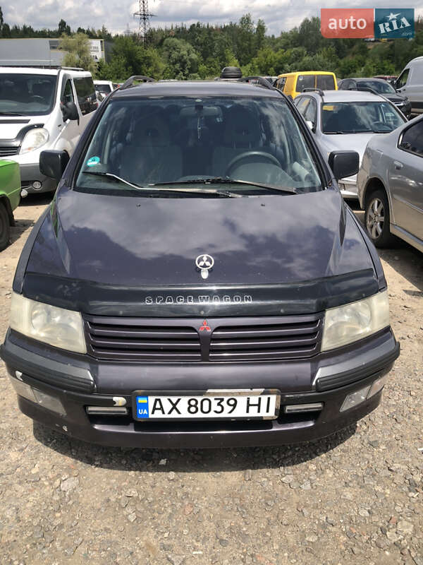 Минивэн Mitsubishi Space Wagon 1999 в 