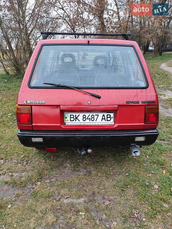 Минивэн Mitsubishi Space Wagon 1985 в Сарнах