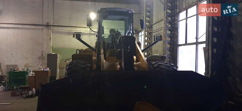 Фронтальный погрузчик New Holland 270 2006 в Славутиче
