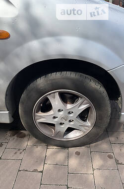 Хэтчбек Nissan Almera Tino 2004 в 