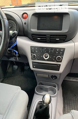 Хэтчбек Nissan Almera Tino 2004 в 