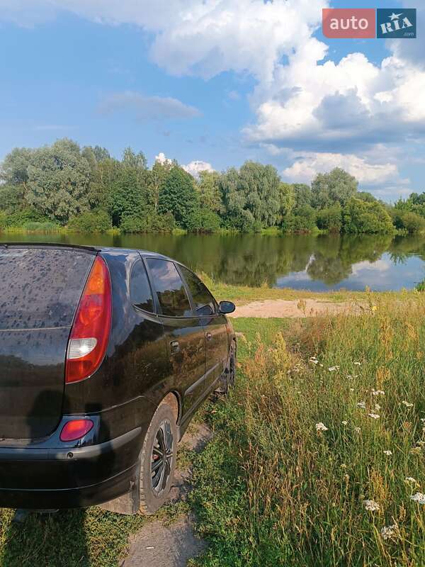 Минивэн Nissan Almera Tino 2002 в Семеновке