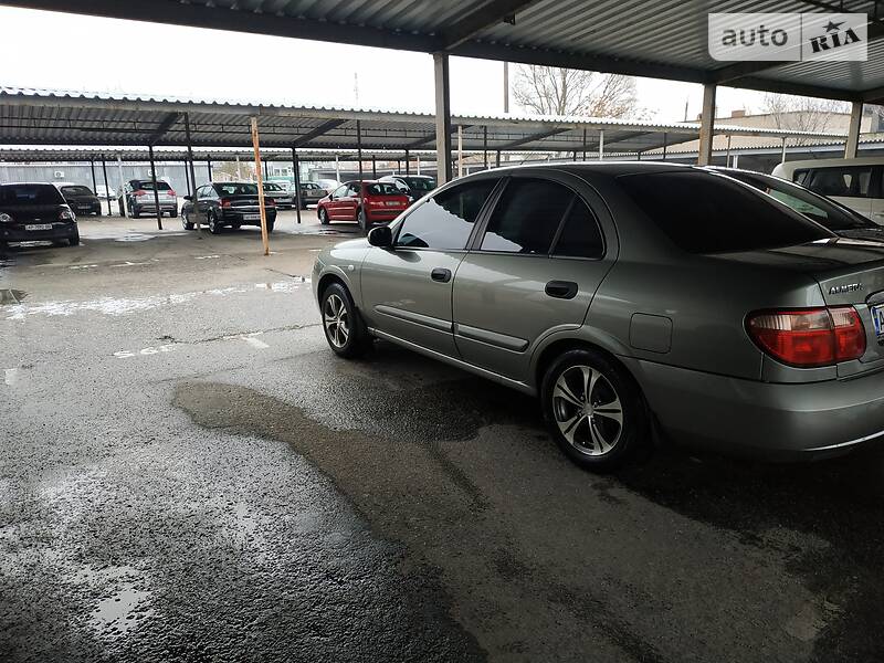 Седан Nissan Almera 2005 в Энергодаре